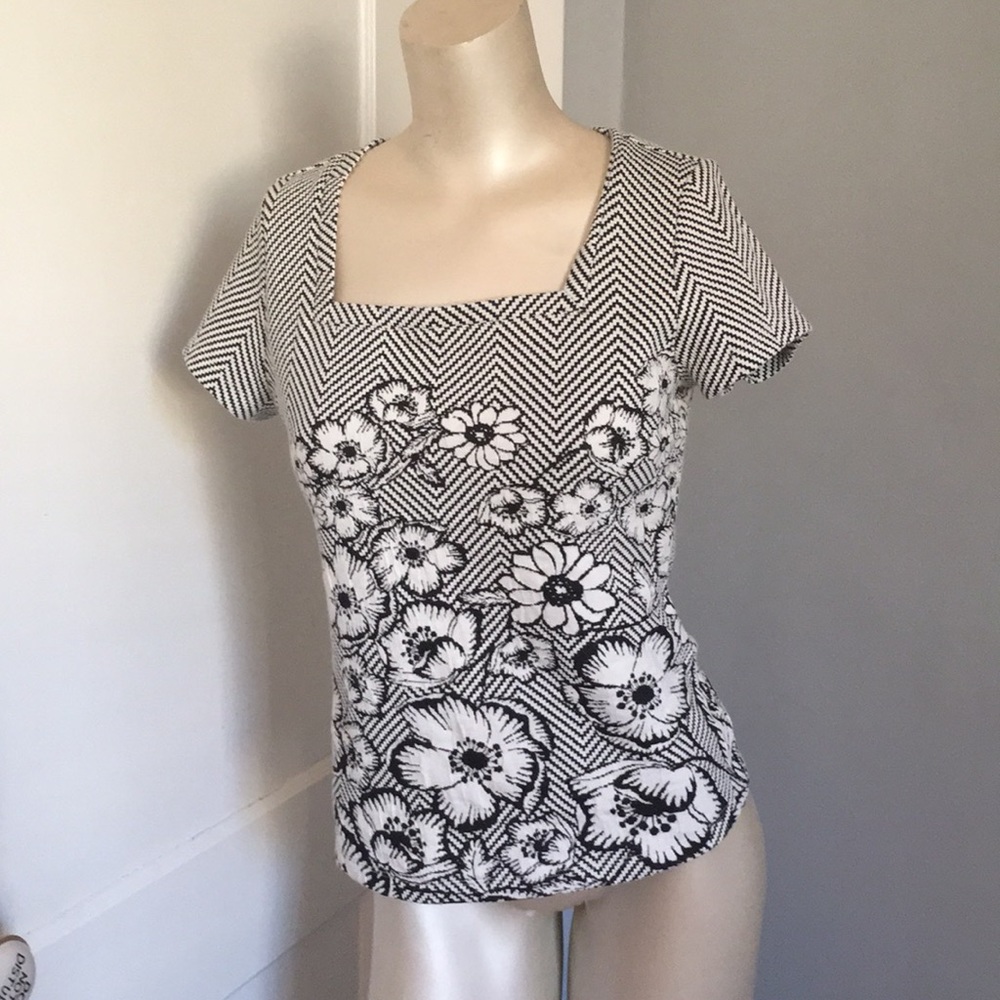 Anthropologie short sleeved knit floral top . NWOT‎
